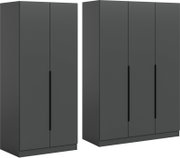 Dunkelgrauer, moderner Kleiderschrank mit glatten Türen und langen schwarzen Griffleisten, gezeigt in zwei Varianten (2-türig und 3-türig) in leicht schräger Frontansicht.