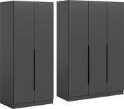 Dunkelgrauer, moderner Kleiderschrank mit glatten Türen und langen schwarzen Griffleisten, gezeigt in zwei Varianten (2-türig und 3-türig) in leicht schräger Frontansicht.