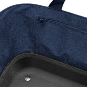 Nahaufnahme eines dunkelblauen Rucksacks mit Reißverschlussfach und schwarzem Frontpanel, Ansicht von vorne leicht von oben.