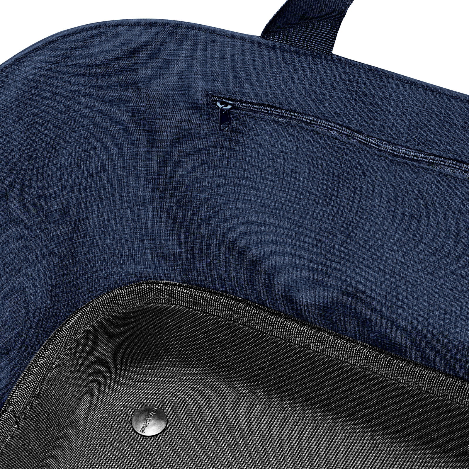 Nahaufnahme eines dunkelblauen Rucksacks mit Reißverschlussfach und schwarzem Frontpanel, Ansicht von vorne leicht von oben.