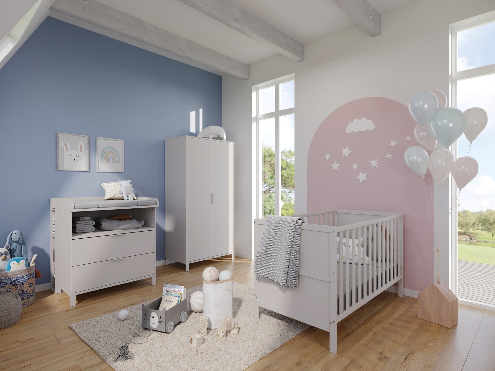 Kinderzimmer mit einem weißen Unterstell-Wandregal, Wickelkommode und Gitterbett, aus der Perspektive von der Zimmerecke aus gesehen.