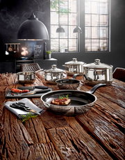 Kochtopf-Starter-Set 10-tlg. auf rustikalem Holztisch in moderner Küche, Perspektive von vorne.