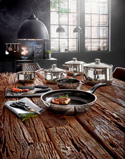 Kochtopf-Starter-Set 10-tlg. auf rustikalem Holztisch in moderner Küche, Perspektive von vorne.