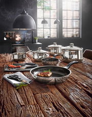 Kochtopf-Starter-Set 10-tlg. auf rustikalem Holztisch in moderner Küche, Perspektive von vorne.