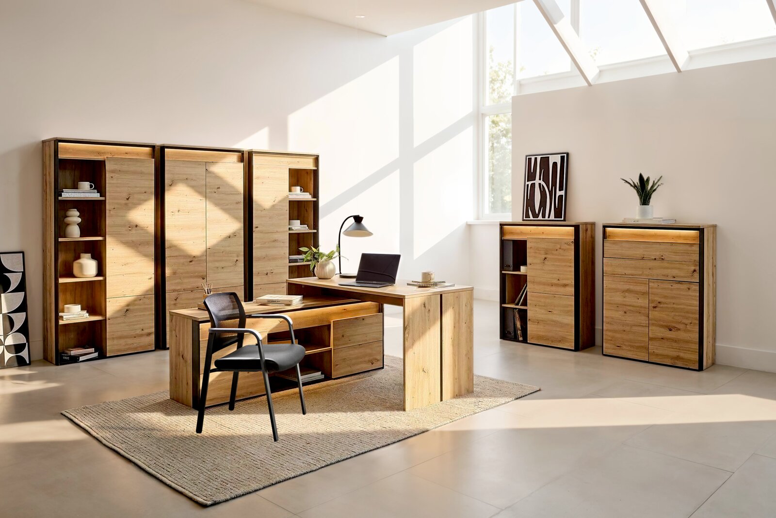 XORA Besucherstuhl MIRO Modernes Büromöbel-Set in natürlicher Holzoptik mit Eckschreibtisch, Stauraumelementen, Vitrinen und Aktenschränken, aus leicht schräger Frontalperspektive in einem hellen Arbeitszimmer gezeigt.