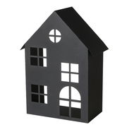 Schwarzes Windlicht in Form eines Hauses mit ausgeschnittenen Fenstern und Türen, seitliche Perspektive