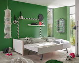 Jugendbett in einem sportlich dekorierten Zimmer mit Fußballthema, seitliche Perspektive