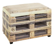 Rustikaler Hocker/Beistelltisch aus Europaletten-Holz mit abgerundeter Sitzfläche, im Studio freigestellt, perspektivische Ansicht von schräg vorne links.