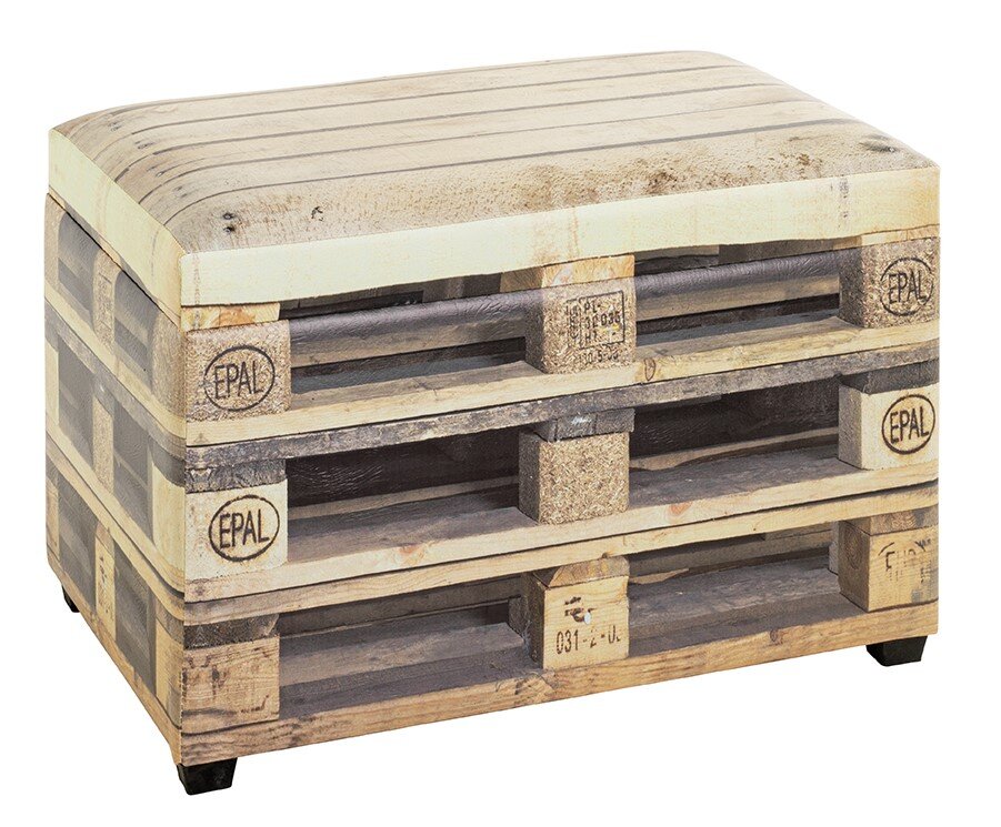 Rustikaler Hocker/Beistelltisch aus Europaletten-Holz mit abgerundeter Sitzfläche, im Studio freigestellt, perspektivische Ansicht von schräg vorne links.