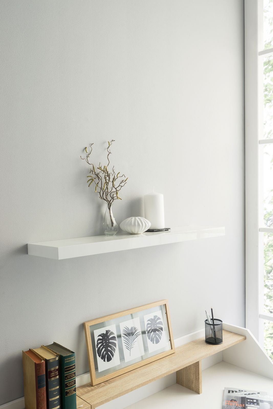 Weißes Wandboard mit Dekoration, seitliche Perspektive