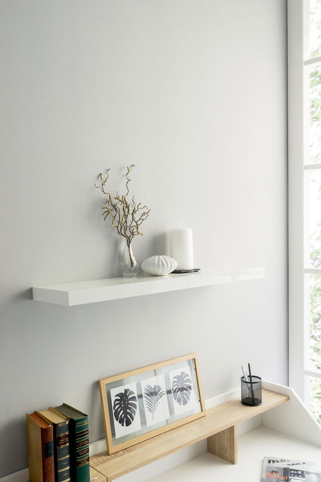 Z2 Wandboard SHELVY Weißes Wandboard mit Dekoration, seitliche Perspektive