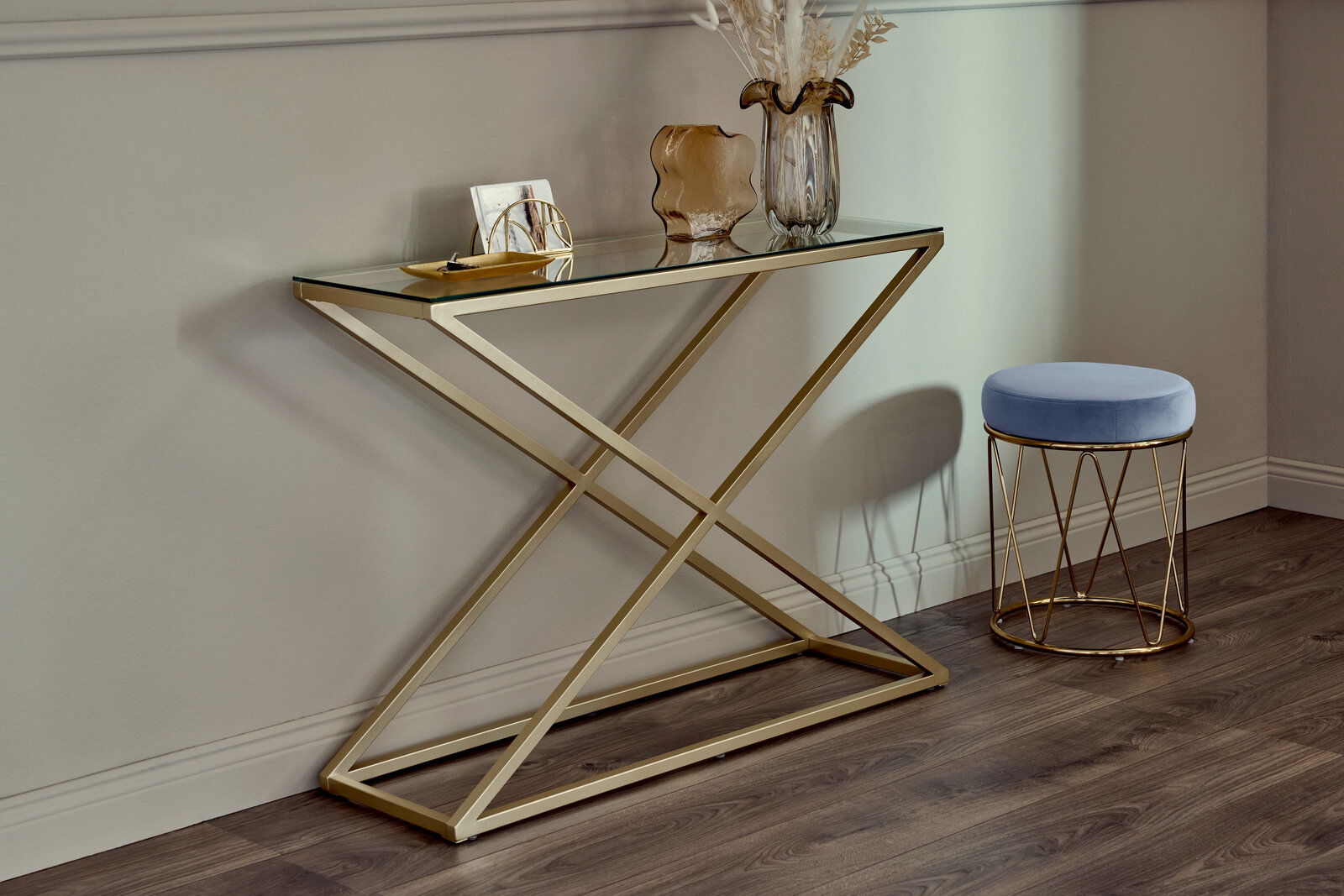 Jahnke Konsole X-TRA D 140 Moderne Konsole mit goldfarbenem Metallgestell und Glasplatte, seitliche Perspektive