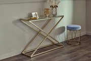 Moderne Konsole mit goldfarbenem Metallgestell und Glasplatte, seitliche Perspektive