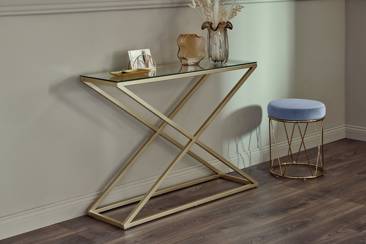 Moderne Konsole mit goldfarbenem Metallgestell und Glasplatte, seitliche Perspektive