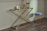 Moderne Konsole mit goldfarbenem Metallgestell und Glasplatte, seitliche Perspektive