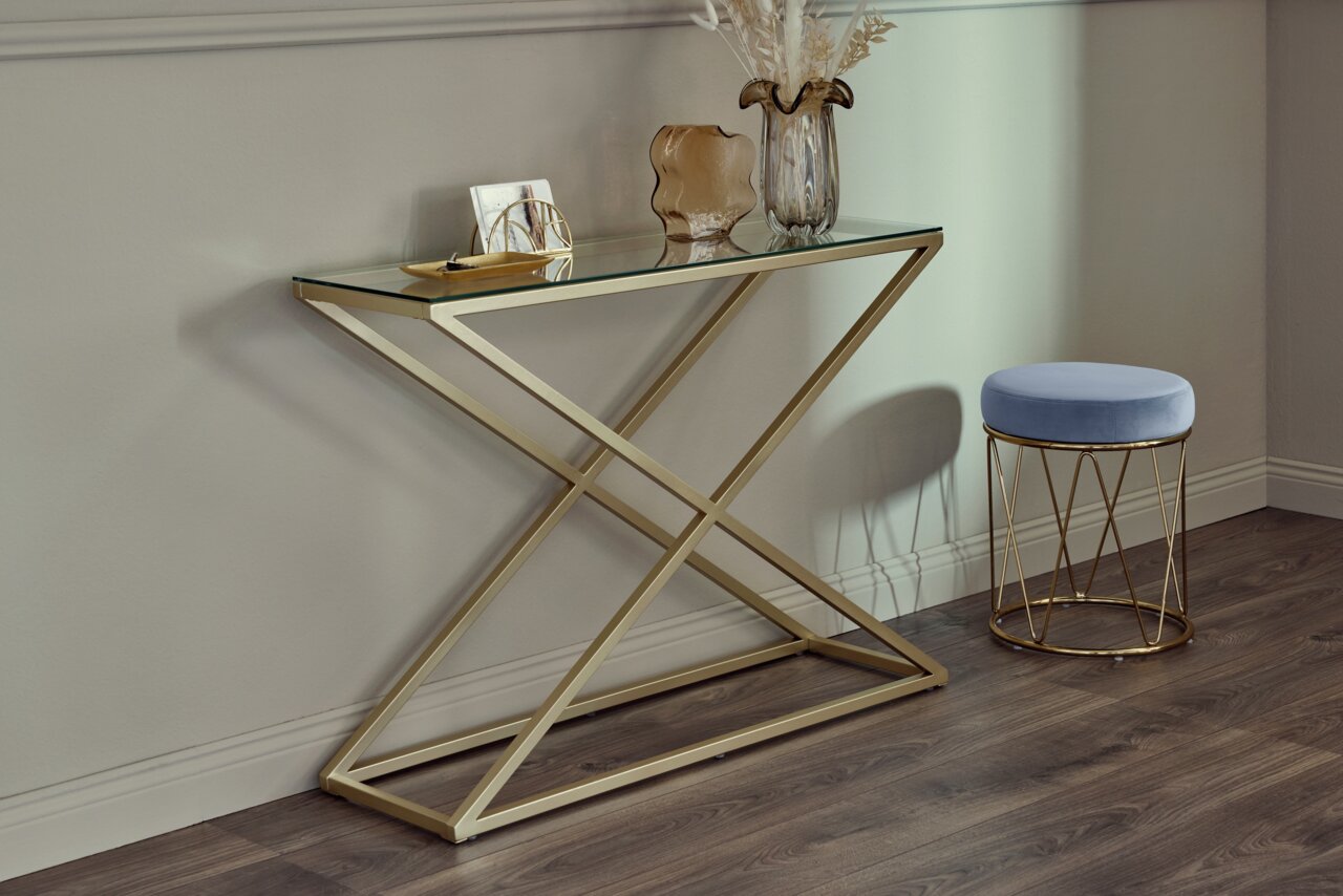 Moderne Konsole mit goldfarbenem Metallgestell und Glasplatte, seitliche Perspektive