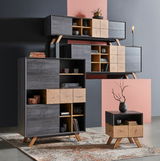 Modernes TV-Lowboard-Set in dunklem Holz mit geometrischen Mustern, aus der Frontalperspektive fotografiert.