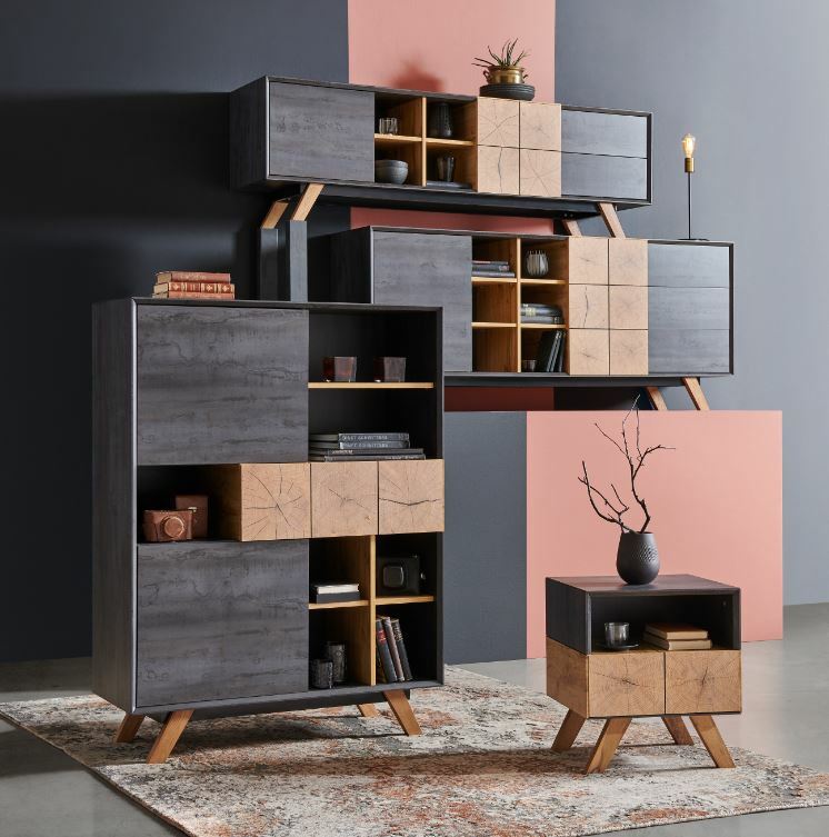 Modernes TV-Lowboard-Set in dunklem Holz mit geometrischen Mustern, aus der Frontalperspektive fotografiert.