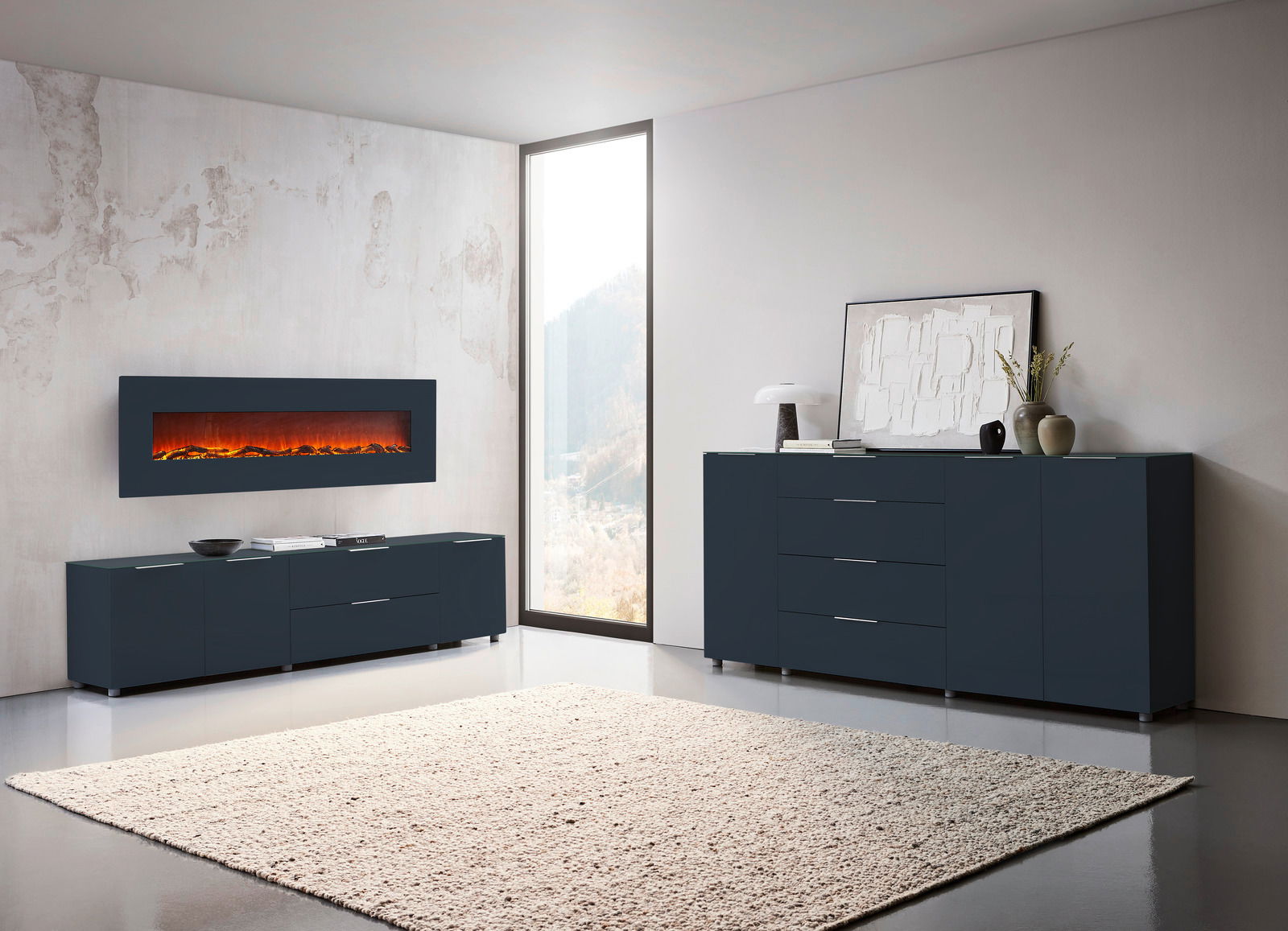 Modernes XL-Sideboard in dunklem Design, seitliche Perspektive, neben einem elektrischen Kamin und einem großen Fenster.