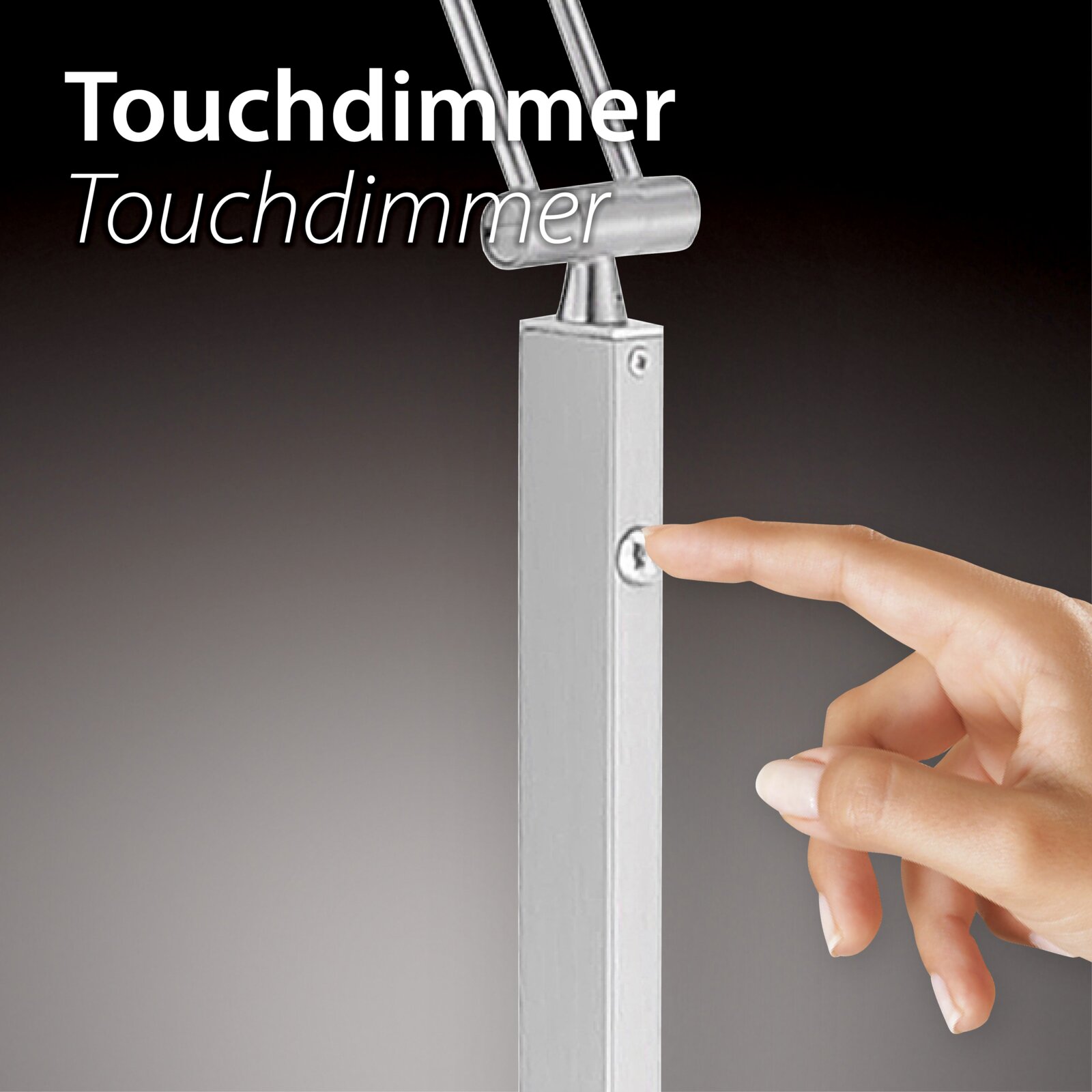 Close-up van een hand die de touchdimmer van een zilveren hanglamp bedient.