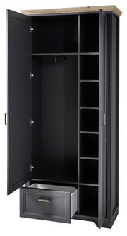 Offener Garderobenschrank in dunklem Grau mit Holzakzent oben, zeigt Innenfächer, Kleiderstange und Schublade, Perspektive von vorne.