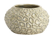 Nahaufnahme eines strukturierten, runden Teelichthalters mit organischem Muster und glänzender Oberfläche.