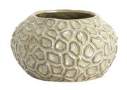 Nahaufnahme eines strukturierten, runden Teelichthalters mit organischem Muster und glänzender Oberfläche.