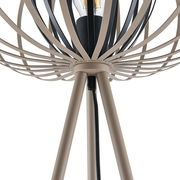 Nahaufnahme einer modernen Stehleuchte mit einem dekorativen, offenen Lampenschirm aus Metallstreben, von unten betrachtet.