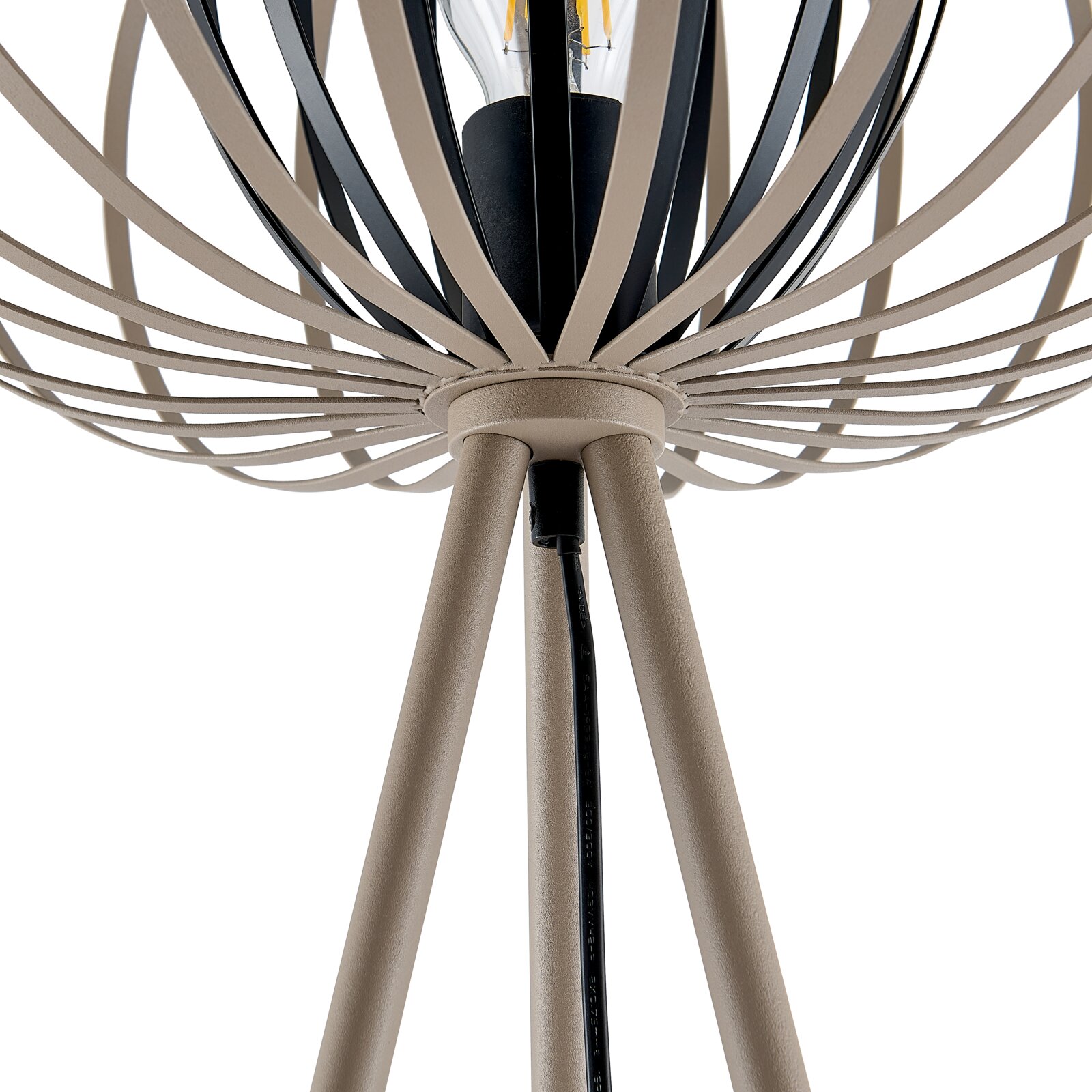Close-up van een moderne staande lamp met een decoratieve, open lampenkap van metalen spijlen, gezien van onderaf.