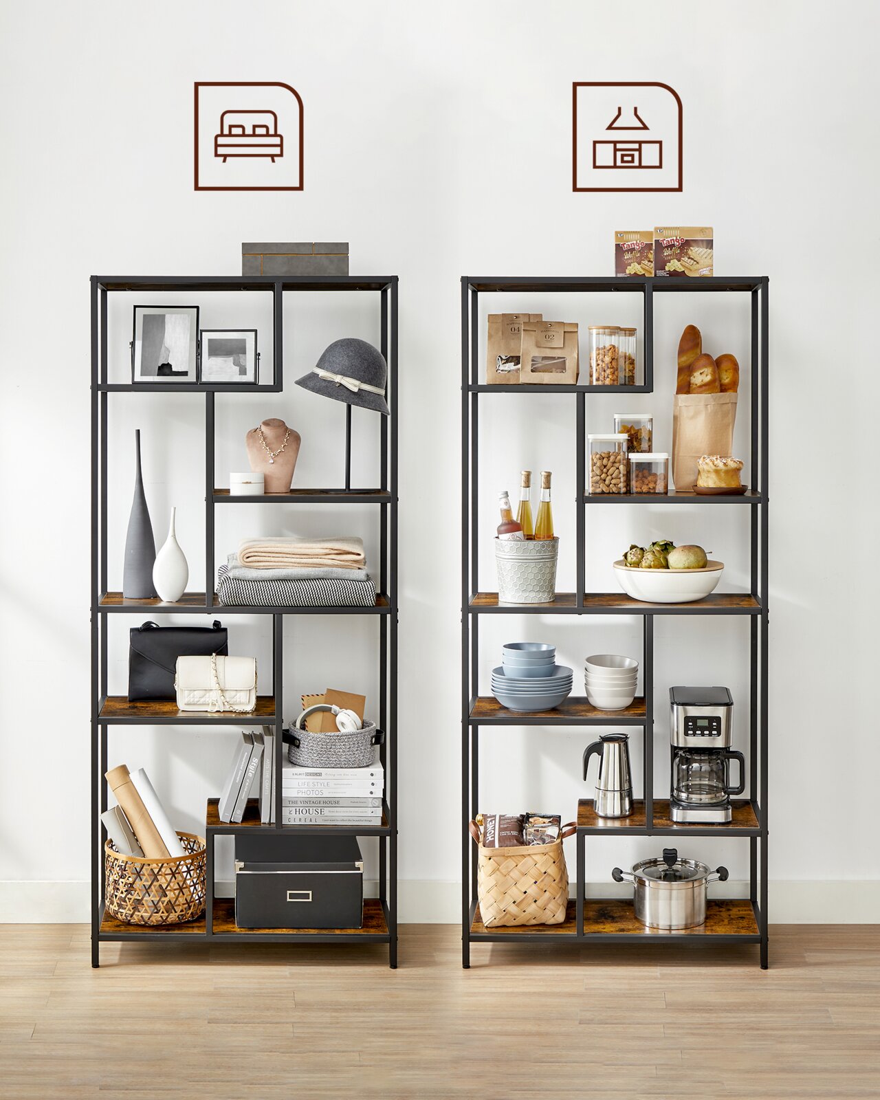 Zwei hohe Regalständer im Industrial-Design mit schwarzem Metallrahmen und braunen Holzablagen, frontale Ansicht, dekorativ mit Wohn- und Küchenaccessoires bestückt vor weißer Wand.