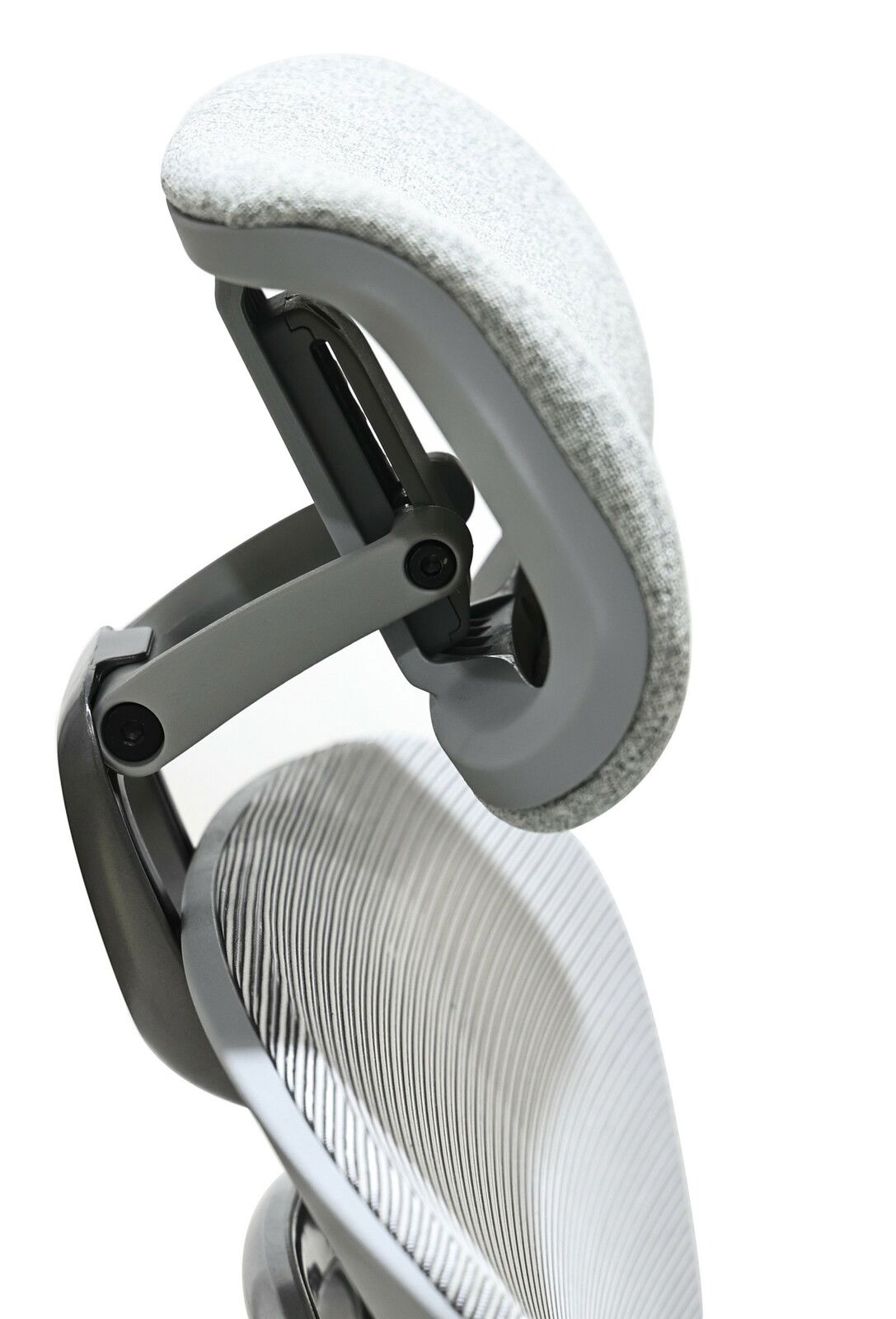 Nahaufnahme eines ergonomischen Drehstuhls mit gepolsterter Kopfstütze und modernem Design, seitliche Perspektive