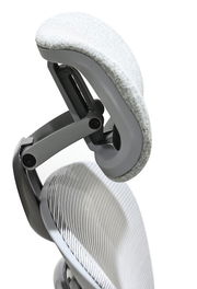 Nahaufnahme eines ergonomischen Drehstuhls mit gepolsterter Kopfstütze und modernem Design, seitliche Perspektive