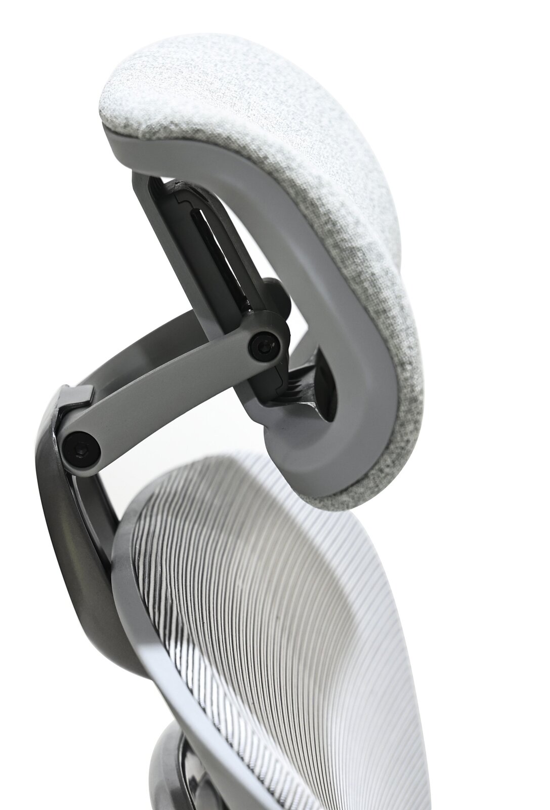 Nahaufnahme eines ergonomischen Drehstuhls mit gepolsterter Kopfstütze und modernem Design, seitliche Perspektive