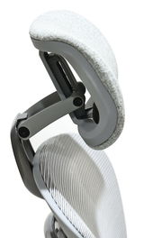 Nahaufnahme eines ergonomischen Drehstuhls mit gepolsterter Kopfstütze und modernem Design, seitliche Perspektive