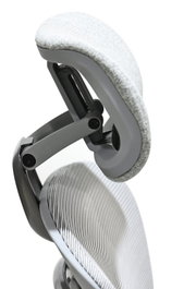 Nahaufnahme eines ergonomischen Drehstuhls mit gepolsterter Kopfstütze und modernem Design, seitliche Perspektive