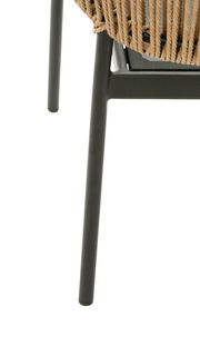 Nahaufnahme eines Gartensessels mit geflochtenem Seildesign und Metallbeinen, seitliche Perspektive