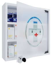 Weißer Medizinschrank/Apothekerschrank mit teilweise geöffneter Glastür, rundem Symbol mit rotem Kreuz und sichtbaren Medikamentenschachteln im Inneren, perspektivische Frontansicht schräg von rechts.