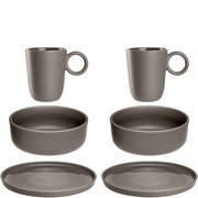 Frühstücksset 6-tlg. in Taupe, bestehend aus zwei Tassen, zwei Schalen und zwei Tellern, aus der Vogelperspektive.