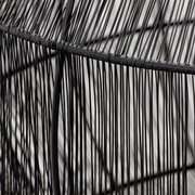 Nahaufnahme eines Beistelltisches mit schwarzem Drahtgestell, seitliche Perspektive