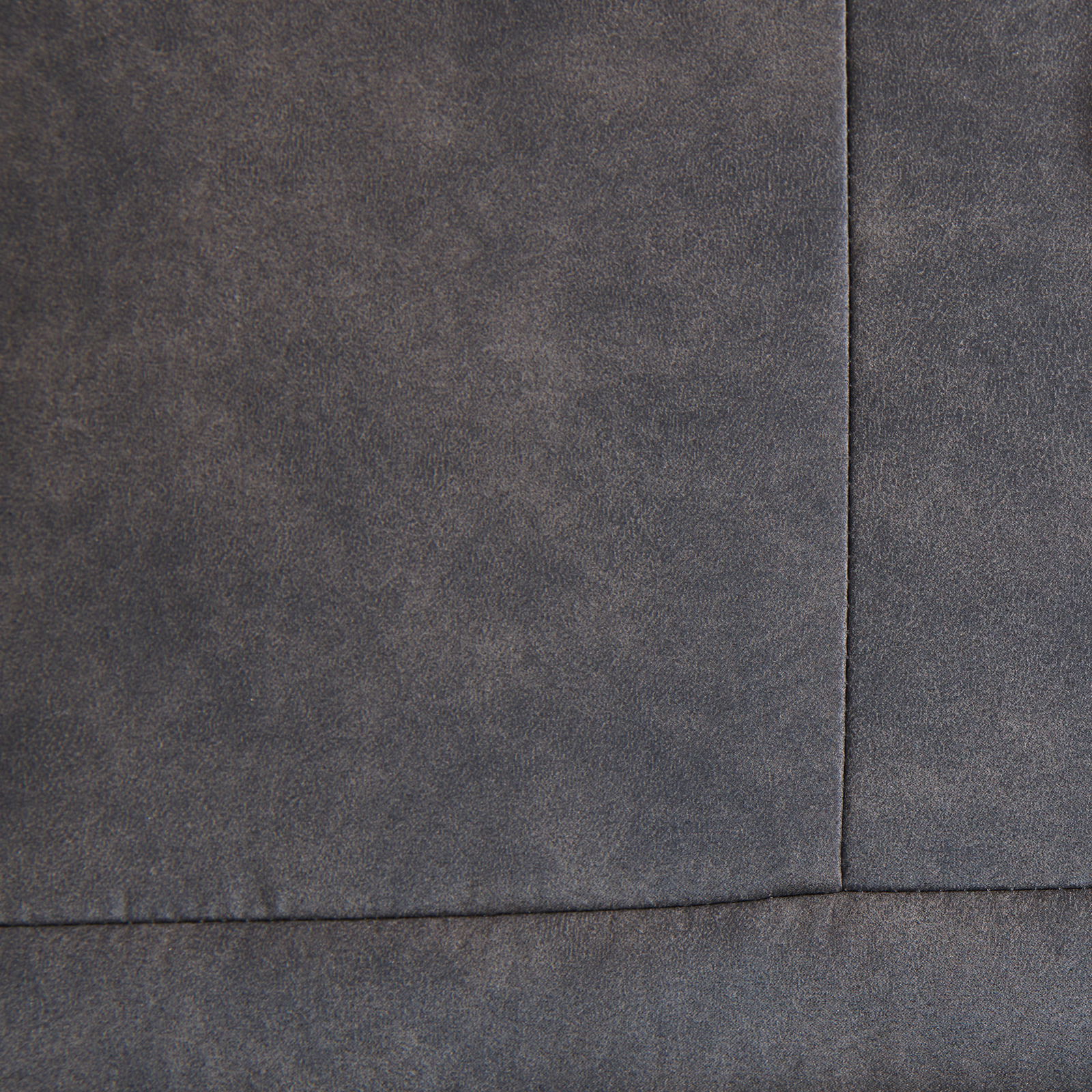 Nahaufnahme der grauen Polsterung eines Relaxsessels, Detailansicht der Textur.