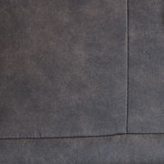 Nahaufnahme der grauen Polsterung eines Relaxsessels, Detailansicht der Textur.