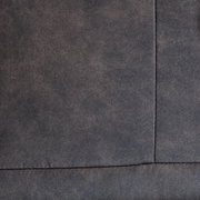 Nahaufnahme der grauen Polsterung eines Relaxsessels, Detailansicht der Textur.