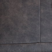 Nahaufnahme der grauen Polsterung eines Relaxsessels, Detailansicht der Textur.