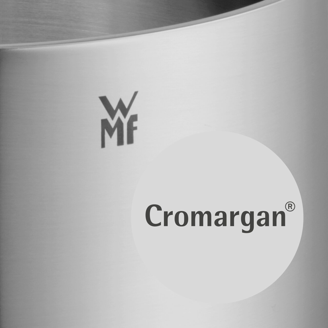 Nahaufnahme eines WMF Topfes aus Cromargan Edelstahl mit WMF Logo.