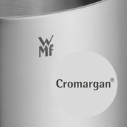 Nahaufnahme eines WMF Topfes aus Cromargan Edelstahl mit WMF Logo.