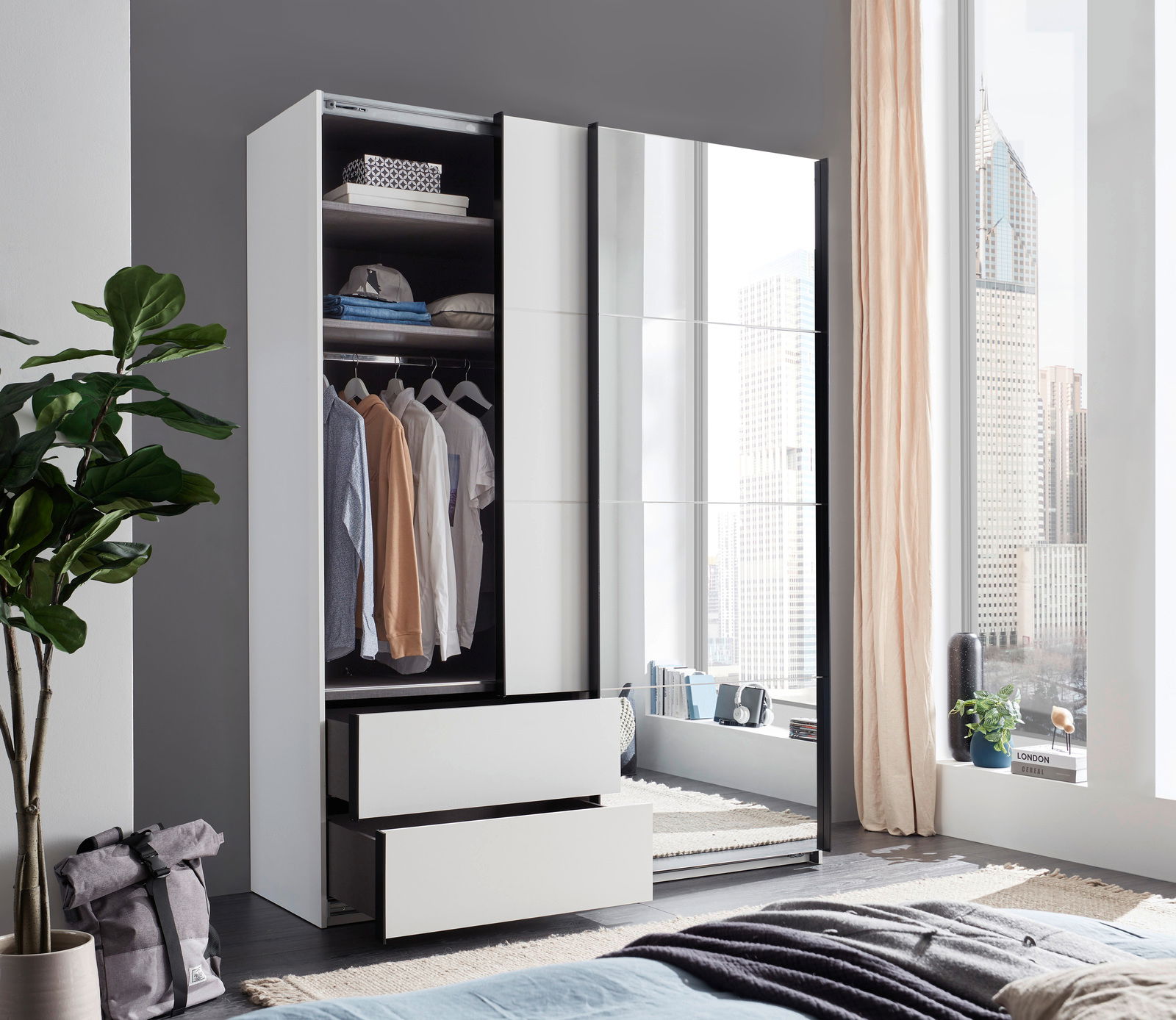 Moderner Schwebetürenschrank mit zwei Türen, teilweise geöffnet, zeigt Kleidung und Schubladen. Perspektive von schräg vorne.