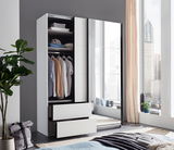 Moderner Schwebetürenschrank mit zwei Türen, teilweise geöffnet, zeigt Kleidung und Schubladen. Perspektive von schräg vorne.