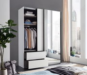 Moderner Schwebetürenschrank mit zwei Türen, teilweise geöffnet, zeigt Kleidung und Schubladen. Perspektive von schräg vorne.