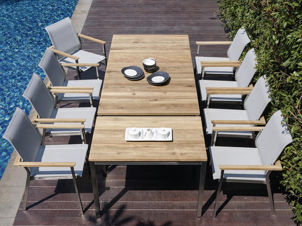 Gartensitzgruppe mit grauem Stoff und Teakholz an einem sonnigen Tag.