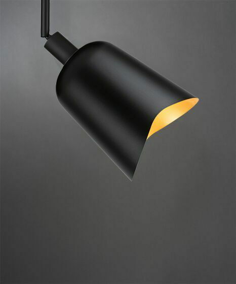 Schwarzer Dekoschirm Alvaro in seitlicher Perspektive mit goldener Innenseite, modernes Design.